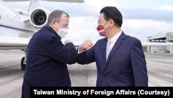 台湾外长吴钊燮在机场迎接美军前参谋长联席会议主席的麦克∙穆伦(左)率领美国跨党派资深代表团到访台北。 (照片来自台湾外交部网站)