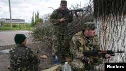 亲俄民兵在乌克兰东部斯拉维扬斯克附近的阵地上。(2014年5月5日)