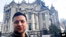 乌克兰总统泽连斯基在基辅街上录制的视频中说,乌克兰军队击退了敌人的进攻。