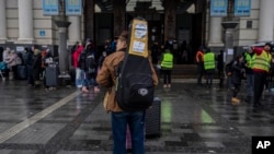 在乌克兰学习音乐的中国留学生田阮农(音)站在乌克兰西部城市利沃夫火车站外。(2022年2月28日)