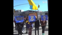 乌克兰人在纽约联合国总部外抗议俄罗斯入侵  乌克兰人在纽约联合国总部外抗议俄罗斯入侵