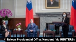 前美军参谋长联席会议主席穆伦(Mike Mullen,中)2022年3月2日在台湾总统府会见蔡英文。(台湾总统府照片)