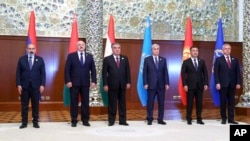 Politico пише, що Білорусь активно допомагала збройним силам Азербайджану між 2018 і 2022 роками, коли напруга у відносинах з Вірменією досягла піку. Архівне фото 2021 року: лідери країн ОДКБ та генеральний секретар об'єднання.