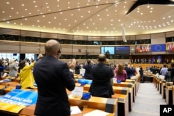 乌克兰总统泽连斯基通过视频向布鲁塞尔的欧洲议会发表讲话后,欧洲议会成员起立鼓掌。(2022年3月1日)