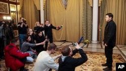 资料照:乌克兰谈判代表团团长米哈伊洛∙波多利亚克在白俄罗斯与俄罗斯举行谈判后在记者会上讲话。(2022年2月28日)