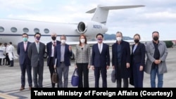 台湾外长吴钊燮(右四)在机场迎接美军前参谋长联席会议主席的麦克∙穆伦(右三)率领的美国跨党派资深代表团抵达台北。 (照片来自台湾外交部网站)