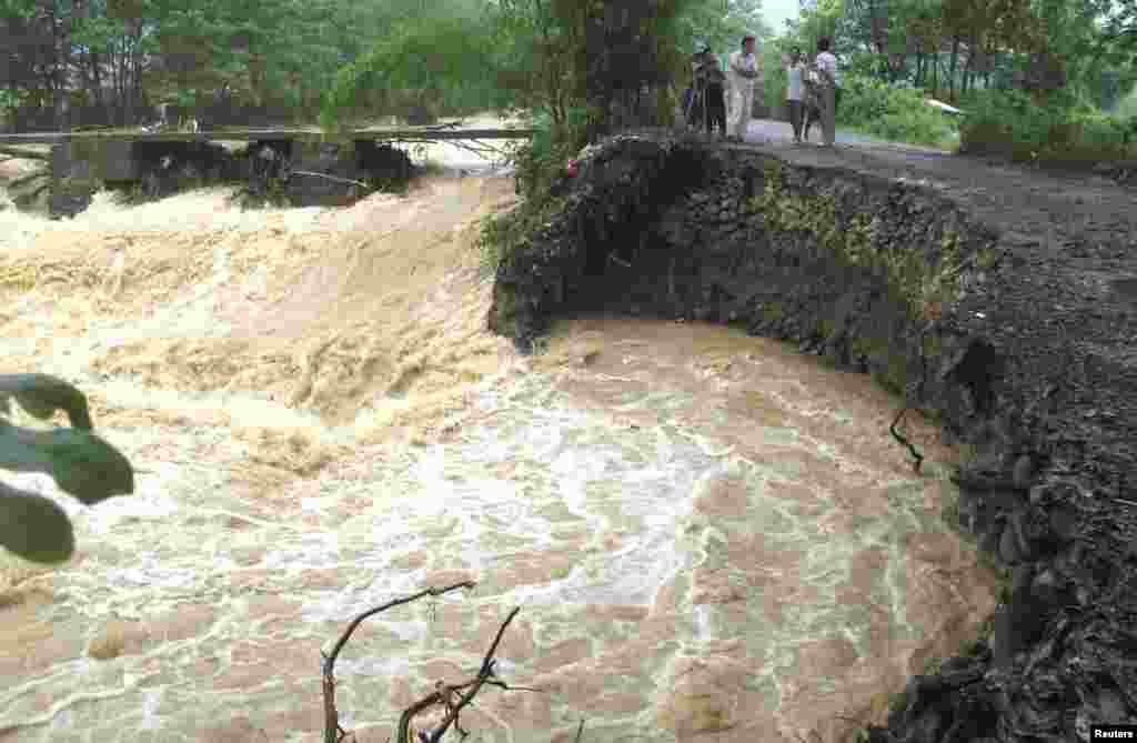 2013年9月24日,广西全州,台风暴雨造成的洪水冲垮了部分路段。这场风暴至少造成25人死亡。