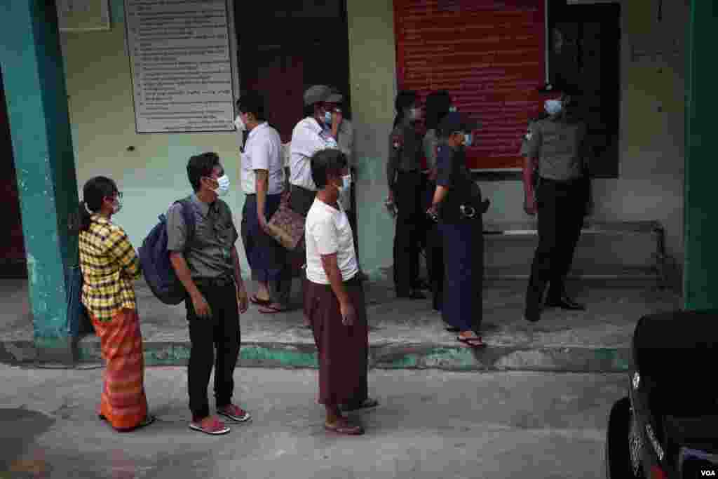 ရခိုင်နဲ့ ချင်း လက်နက်ကိုင်ပဋိပက္ခတွေနဲ့ အင်တာနက်ကန့်သတ်ထားမှုတွေကို ဆန့်ကျင် ဆန္ဒပြတဲ့ မန္တလေးလူငယ်သုံးဦး ရုံးထုတ်တဲ့ မြင်ကွင်း။ (အောက်တိုဘာ ၀၁၊ ၂၀၂၀)