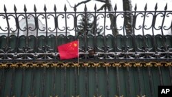 资料照:中国驻乌克兰首都基辅大使馆的围墙上插着一面中国国旗。(2022年3月1日)