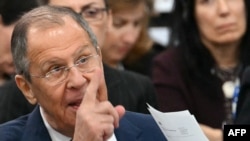 2024年12月5日,俄罗斯外交部长谢尔盖·拉夫罗夫在马耳他塔加利出席第31届欧洲安全与合作组织(OSCE)部长级峰会全体会议时做出手势。