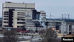 ယူကရိန်းနိုင်ငံ Enerhodar မှာရှိတဲ့ နျူကလီယားစွမ်းအင်ထုတ်စက်ရုံ Zaporizhzhia တိုက်ခိုက်ခံရပြီး မီးလောင်ထားတဲ့မြင်ကွင်း။ (မတ်လ ၄၊ ၂၀၂၂)