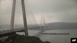 资料照片:一艘油轮离开俄罗斯的新罗西斯克港后,驶过土耳其博斯普鲁斯海峡的亚武兹苏丹塞利姆大桥。(2022年3月1日)