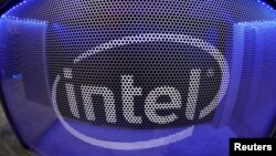 在美国加利福尼亚州洛杉矶,一年一度的电子游戏博览会E3开幕,电脑芯片制造商英特尔的标志显示在游戏电脑显示屏上。(资料照片,2019年6月11日)