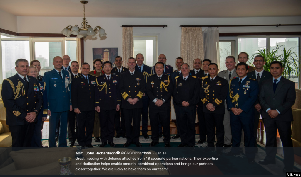 美国海军作战部长理查森上将访华期间会见多个伙伴国家驻华武官(美国海军照片)。理查森上将事后在推文中说,他刚刚与18个伙伴国驻华武官举行了“很棒的会谈”,他们的专长与奉献帮助了美国与这些国家顺利展开联合军事行动。