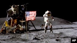 资料照片:美国宇航员约翰·扬(John Young)1972年4月在月球表面向美国国旗敬礼。