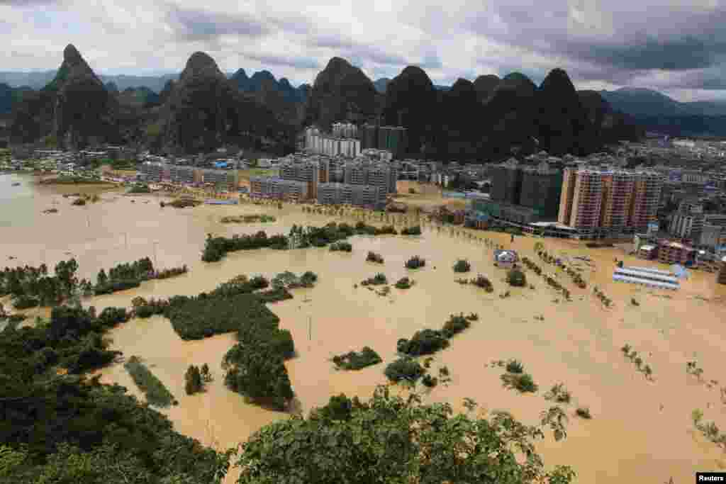 广西柳州大水漫地(2017年7月2日)。 据中国民政部网站消息,7月1日以来,广东广西部分地区遭受洪涝灾害。截至7月5日9时统计,两广21市80个县(市、区)173.8万人受灾,20人死亡,14人失踪,17.6万人紧急转移安置。中国财政部、民政部向广西壮族自治区安排了8000万元中央财政自然灾害生活补助资金。