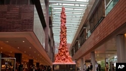 香港大学校园里展示的悼念1989年六四天安门事件死难者的”国殇之柱“(2021年10月13日)