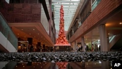 香港大学校园里展示的悼念1989年六四天安门事件死难者的“国殇之柱”。(2021年10月13日)