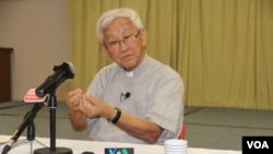 香港荣机主教陈日君2018年9月26日接受媒体采访时回答问题 (美国之音记者申华 拍摄)