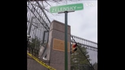 抗议者在俄罗斯驻华盛顿大使馆前竖起“泽连斯基总统大道“路标  抗议者在俄罗斯驻华盛顿大使馆前竖起“泽连斯基总统大道“路标