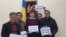 Ông Đoàn Bảo Châu (trái) và một số người trao tiền quyên góp cho Đại biện Lâm thời Ukraine Nataliya Zhynkina, 4/3/2022.