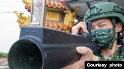 台湾新制14天教召第二天(3月6日),受召的后备军人复习武器操作。(照片提供:台湾国防部)