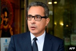 杜根的律师米拉利斯(Dennis Miralis)在悉尼地区法庭外对媒体讲话。(2022年11月4日)