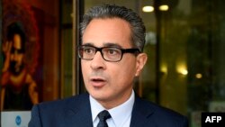 杜根的律师米拉利斯(Dennis Miralis)在悉尼地区法庭外对媒体讲话。(2022年11月4日)