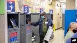 一名投票工作人员在纽约的一个提前投票站打印选票。(2022年11月1日)