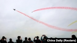 珠海航空展上人们在观看中国空军飞行表演。(2022年11月8日)