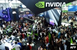 资料照:上海举办的中国国际数码互动娱乐展览会上的英伟达展台周围挤满了参观者。(2016年7月28日)