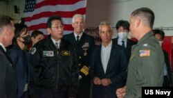 美国海军公布的照片显示,在日本海上自卫队阅舰活动期间,日本首相岸田文雄在美国驻日本大使拉姆·伊曼纽尔陪同下登上美国海军里根号航空母舰,与美国军人会面。(2022年11月6日)
