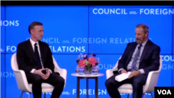 美国家安全顾问沙利文(左)2022年11月7日晚在纽约外交关系协会与大西洋理事会的撰稿人乔治·帕克(右)就美国的外交政策战略进行对话。