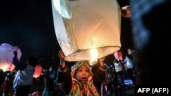 လုံခြုံရေး စိုးရိမ်မှုတွေကြား ပြင်ဦးလွင်မှာ တန်ဆောင်တိုင် မီးပုံပျံပွဲကျင်းပ