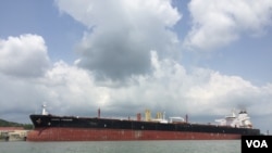 ရေနံတင် သဘောၤ Nordic Freedom ကျောက်ဖြူ ဆိပ်ကမ်းမှာ ဆိုက်ကပ်ထားစဉ်။ ဓာတ်ပုံ - VOA (မြန်မာပိုင်း)