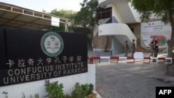 巴基斯坦军队在卡拉奇大学孔子学院爆炸现场附近站岗(2022年4月27日)