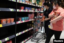 北京居民在一个超市抢购方便面。(2022年4月25日)