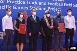 所罗门群岛总理索加瓦雷(右三)与中国驻所罗门群岛大使李明(左三)与其他官员在霍尼亚拉中国援建的体育馆项目开工仪式上合影。(2022年4月22日)