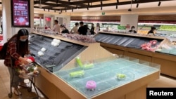 北京市朝阳区居民抢购蔬菜,一个超市空荡荡的蔬菜货架。(2022年4月24日)