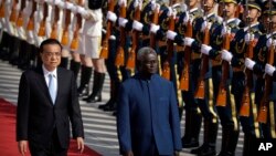 资料照:中国总理李克强在北京人大会堂举行仪式欢迎到访的所罗门群岛总理索加瓦雷。(2019年10月9日)