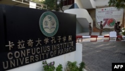 巴基斯坦卡拉奇大学孔子学院附近发生针对中国人的汽车爆炸后,巴基斯坦警方加强了戒备。(2022年4月27日)