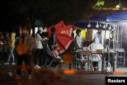 北京市朝阳区居民排队接受新冠病毒核酸检测。(2022年4月23日)