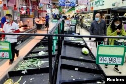 北京市朝阳区居民抢购蔬菜,一个超市空荡荡的蔬菜货架。(2022年4月24日)