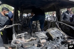 巴基斯坦卡拉奇大学内的中国孔子学院入口处发生一起针对中国人的汽车爆炸,警察正在检查现场。(2022年4月26日)