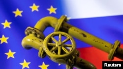 资料照:欧盟与俄罗斯的旗帜和天然气管道的图像。