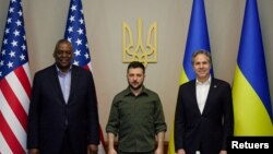 美国国务卿布林肯和美防长∙奥斯汀在基辅与乌克兰总统泽连斯基举行面对面会晤。(2022年4月24日)