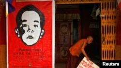 印度首都新德里一座寺院门上张贴的第11世班禅喇嘛头像。(2013年5月20日)