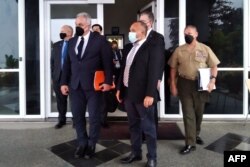 美国国家安全委员会印太协调员库尔特·坎贝尔(左)在霍尼亚拉与所罗门群岛反对党领导人马修·威尔(右)会谈后合影。(2022年4月22日)