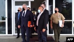 美国国家安全委员会印太协调员库尔特·坎贝尔(左)在霍尼亚拉与所罗门群岛反对党领导人马修·威尔(右)会谈后合影。(2022年4月22日)