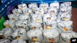 资料照:韩国活动人士在朝韩边境城镇金浦展示装有传单的塑料袋,他表示将通过气球向朝鲜发射这些传单。(2022年4月25日)